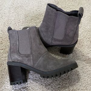 UGG Women’s Chelsea Boot. Brand New, unworn! Gray size 7.